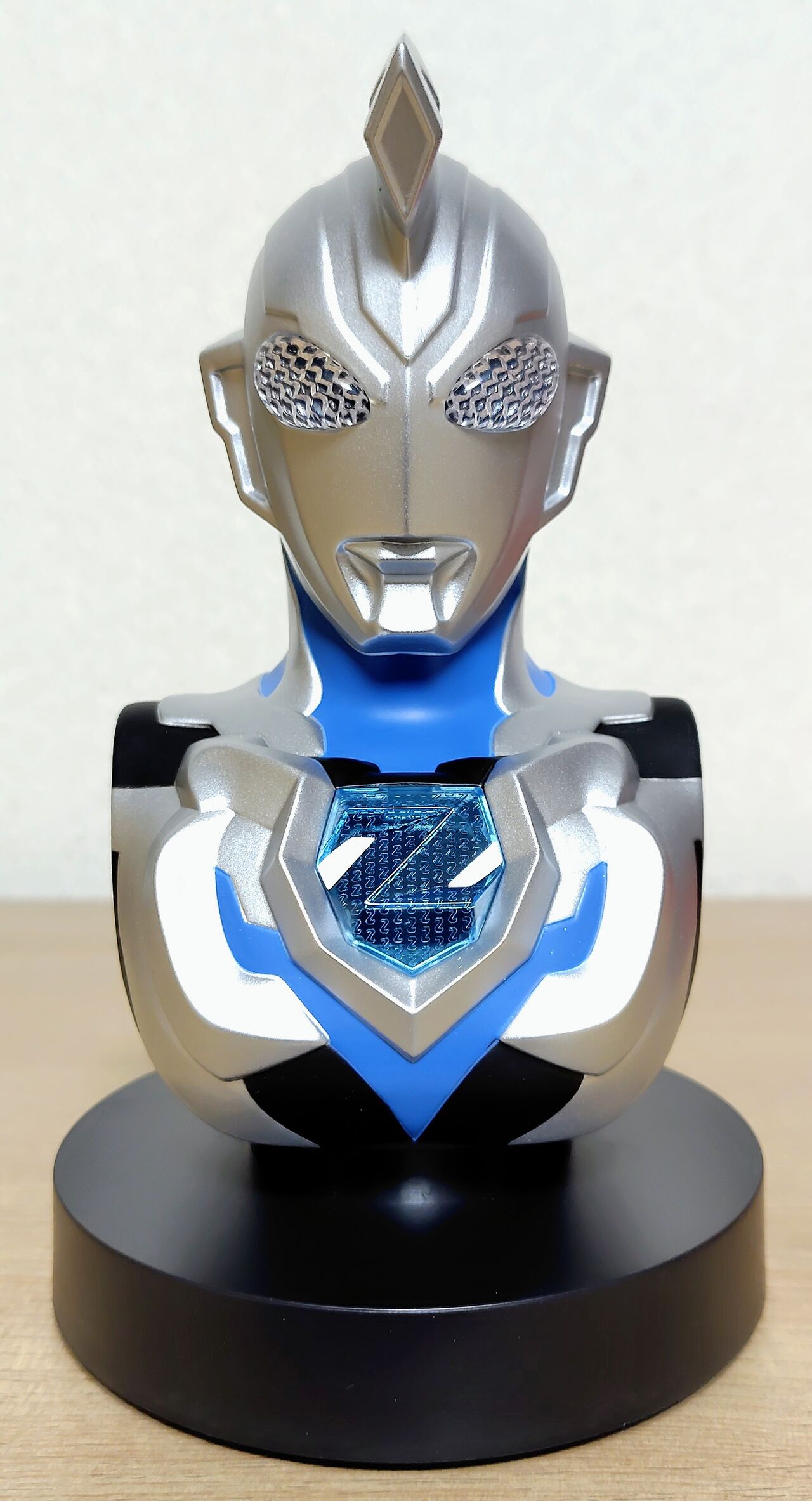 目とカラータイマーが発光】ウルトラマンZ 胸像ライト : Chaos☆Hobby
