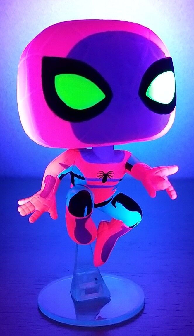 ブラックライトで光る！アメリカのTarget限定フィギュア】POP! MARVEL