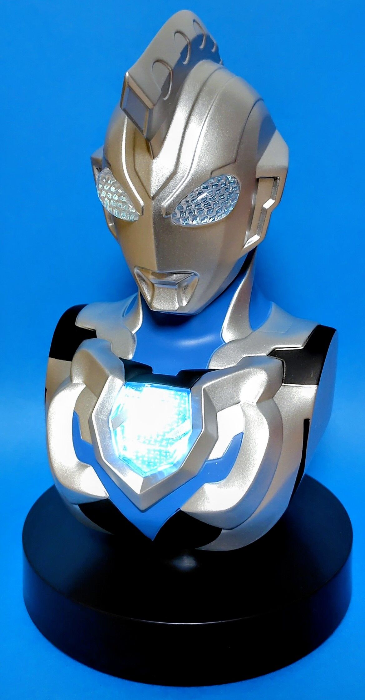 目とカラータイマーが発光】ウルトラマンZ 胸像ライト : Chaos☆Hobby