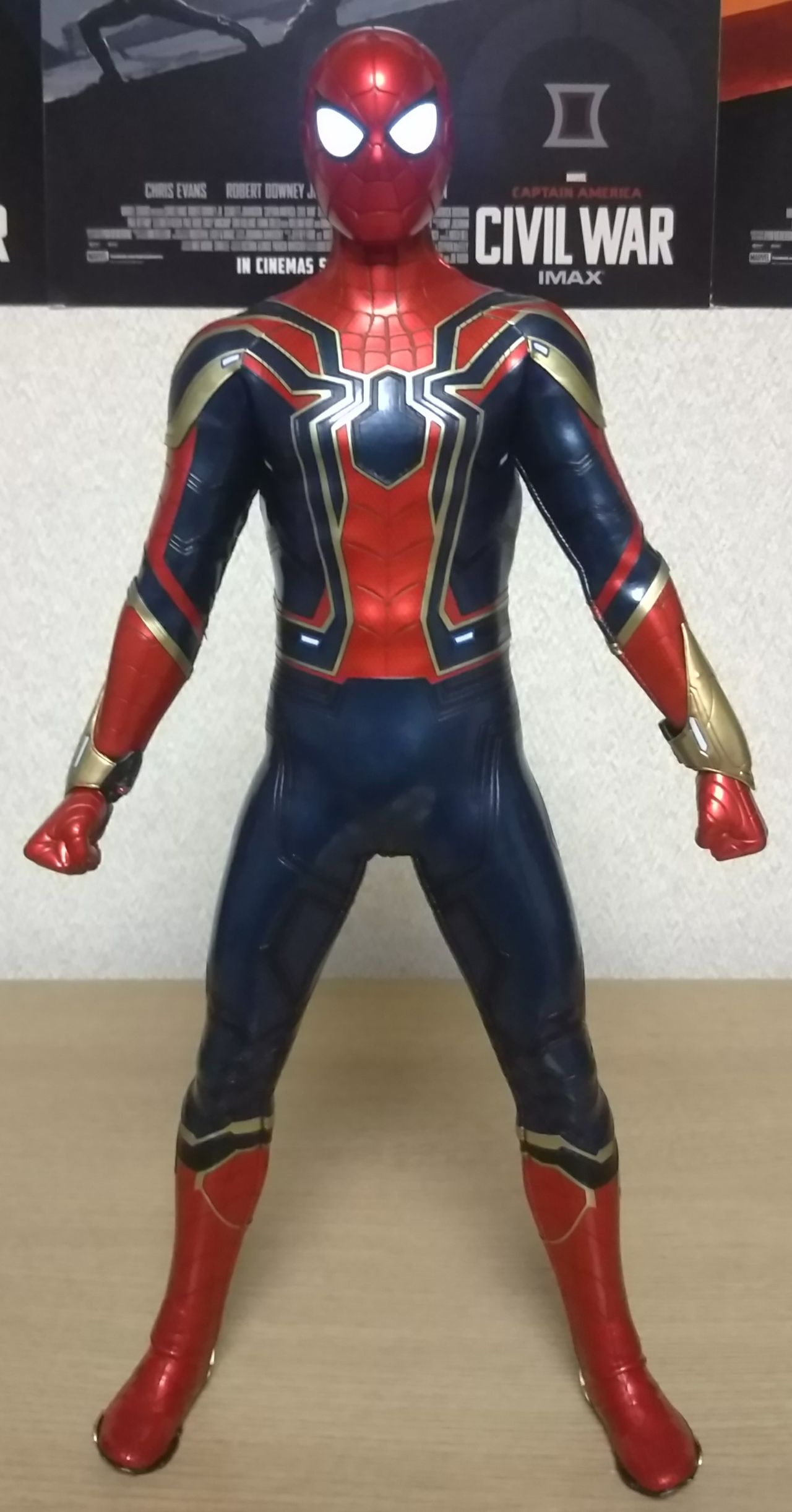 目が発光！メタリックカラースーツのスパイダーマン】ムービー