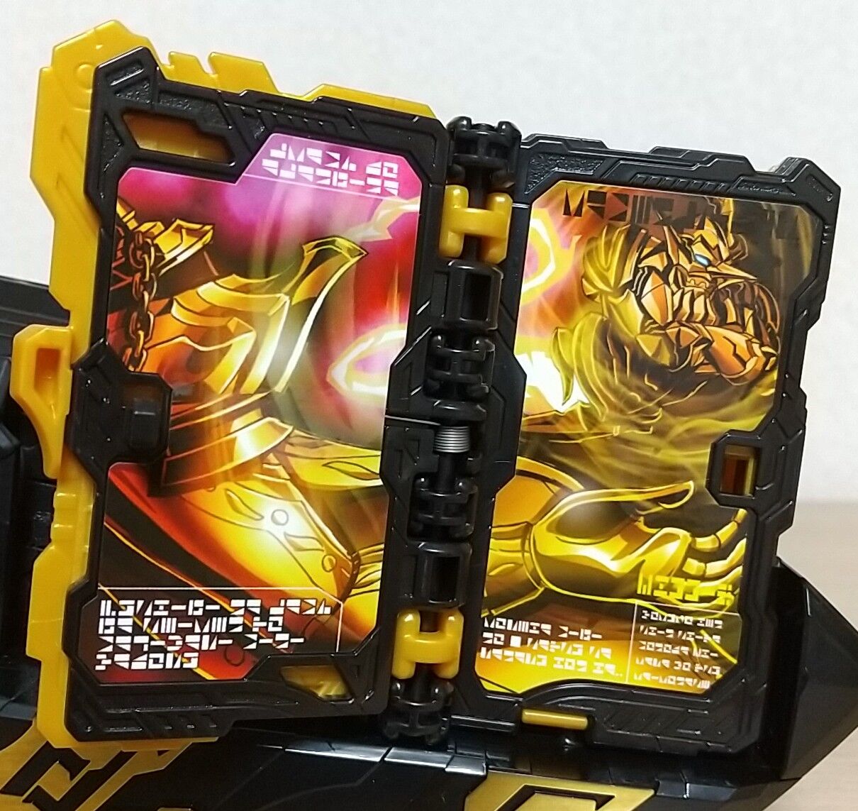 仮面ライダーセイバー】DX雷鳴剣黄雷エンブレム＆ランプドアランジーナ