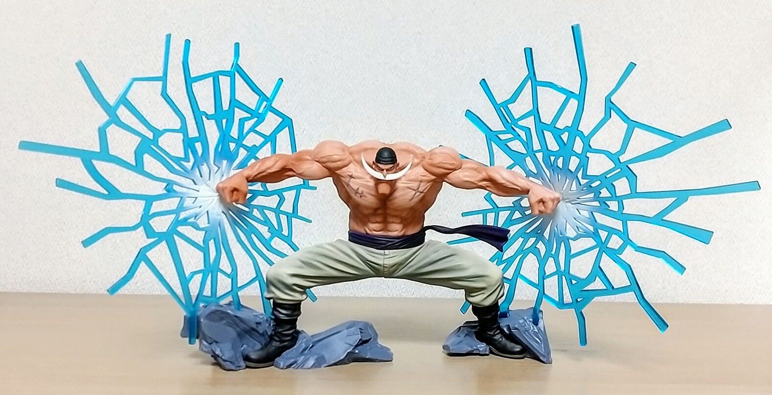 海外限定！白ひげの豪華エフェクトフィギュア】ONE PIECE DXF