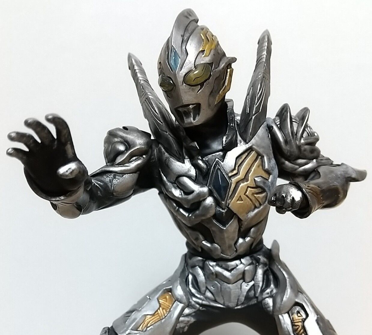 英雄勇像　ウルトラマン　ティガ　トリガー　フィギュア Amazon.co.jp: ウルトラマントリガー 英雄勇像 ウルトラマン