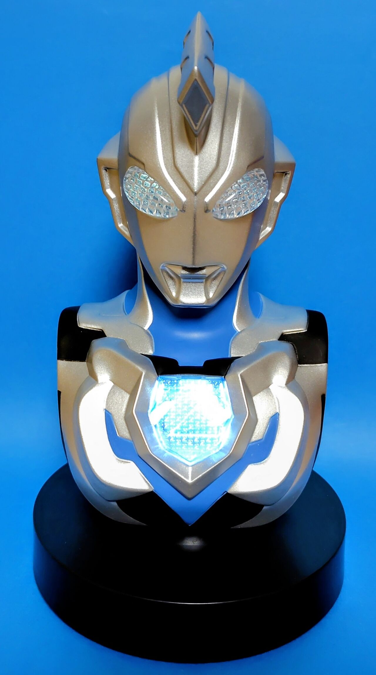 目とカラータイマーが発光】ウルトラマンZ 胸像ライト : Chaos☆Hobby