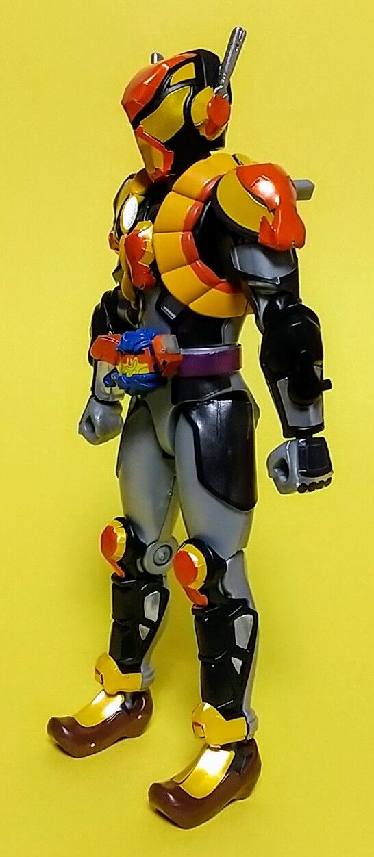 装動 仮面ライダーガヴ GV2 Feat.装動 仮面ライダーギーツ》仮面