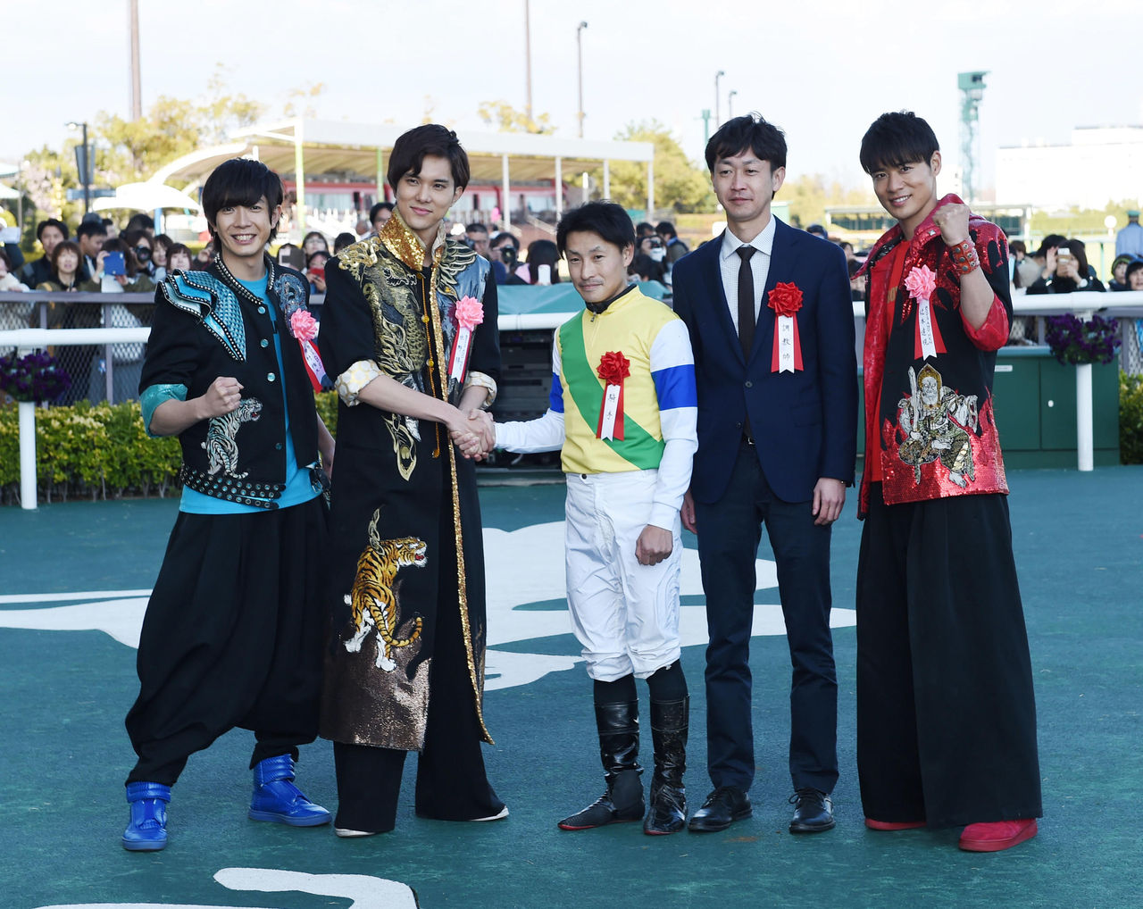 武幸四郎師 男性アイドルのボイメンと記念撮影しても身長が見劣りせず 競馬ウォッチ 競馬ニュース速報 競馬2chまとめ