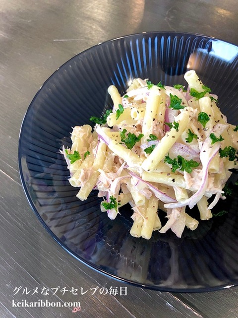 Purple-onion-salad-and-macaroni-salad-are-very-popular!