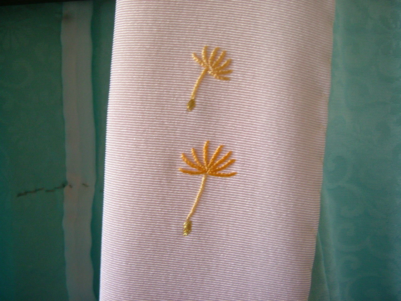 タンポポの綿毛の刺繍の入った半衿 気ままに時空移動
