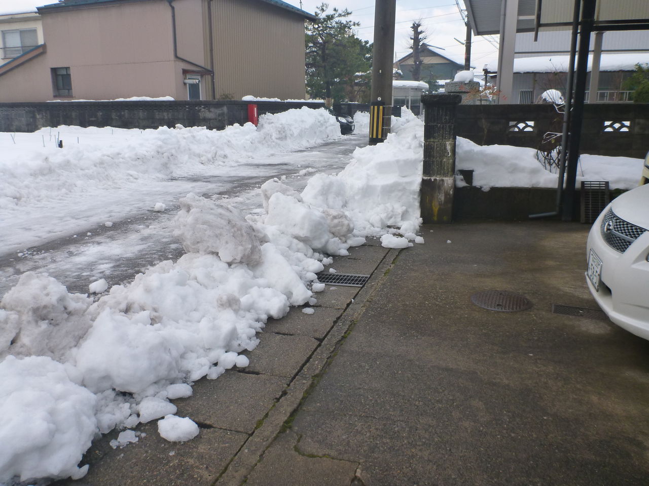 福井 カーポート入口の除雪 散歩のお伴にデジカメで