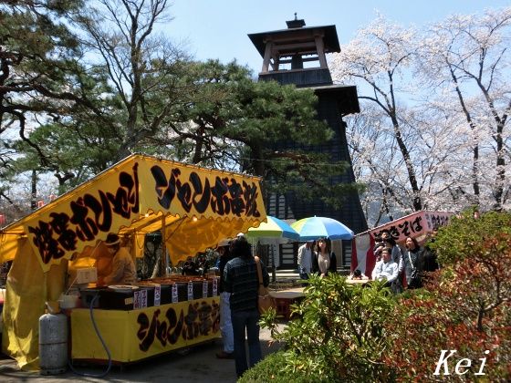 沼田公園の桜 3 桜と屋台を見ながら歩く 沼田公園桜まつり 群馬県沼田市 ゆる山 湯ったり ぶらり旅 ゆゆぶ