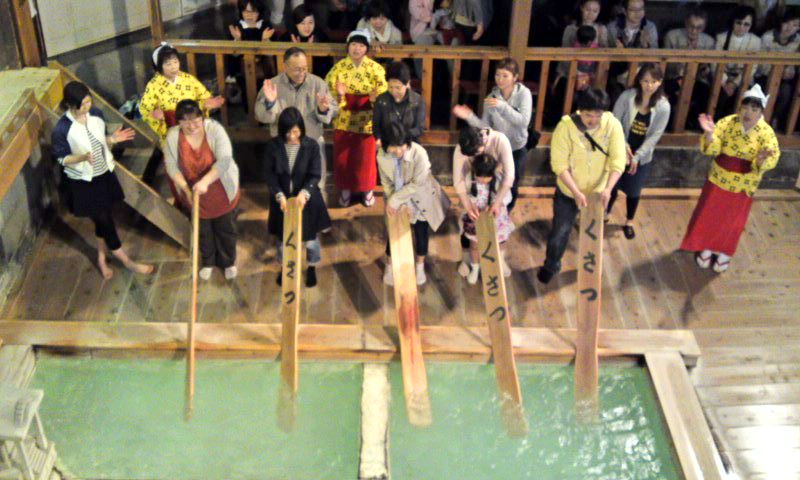 草津温泉 熱の湯 名物 湯もみと踊り テルマエ ロマエ2に沸く草津温泉 群馬県草津町 遊々 湯ったり ぶらり旅 ゆゆぶ 草津温泉 熱の湯 名物 湯もみと踊り テルマエ ロマエ2に沸く草津温泉 群馬県草津町 遊々 湯ったり ぶらり旅 ゆゆぶ
