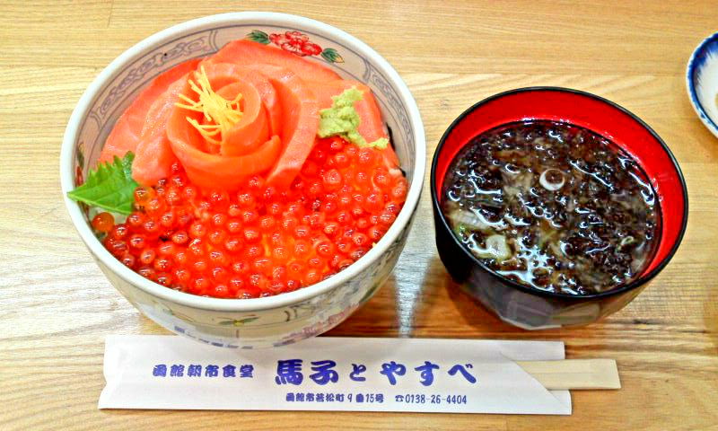 函館朝市どんぶり横丁市場 6 馬子とやすべ で 鮭ハラス焼き と サーモンいくら丼 北海道は鮭ハラス焼きが美味しい 北海道函館市 ゆる山 湯ったり ぶらり旅 ゆゆぶ