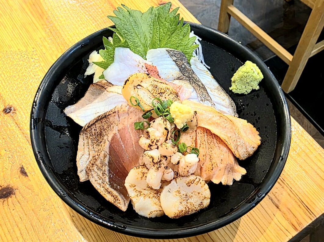 沼津港商店街(12)｢海鮮丼工房_尽｣炙り尽くし丼&アジフライ〔静岡県沼津