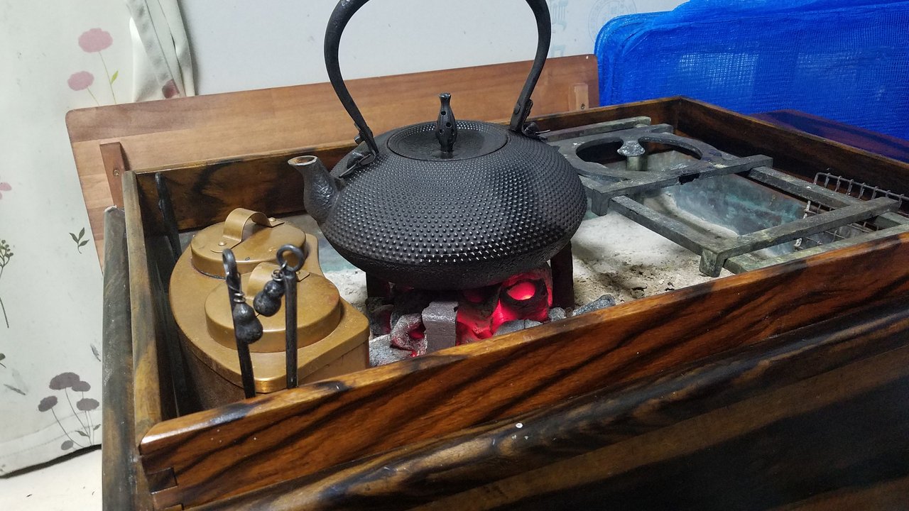 「長火鉢と鉄びん」 長火鉢と鉄瓶