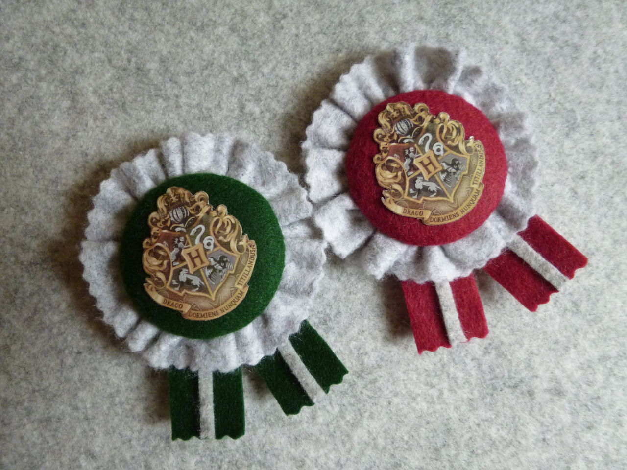 ホグワーツ校章のロゼット 毛糸玉工房