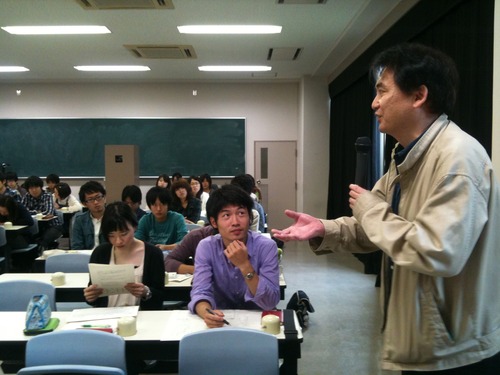 学部生授業　芸術・文化環境論　放送作家 熊手敏之氏[〜地球の子どもたち〜学校に行きたい・・・」企画構成について語る！