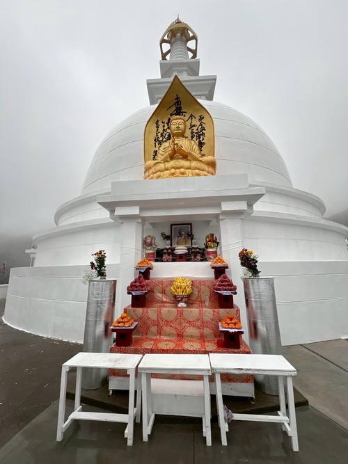 20251109嵐吹き荒ぶ中、日本山妙法寺阿蘇山仙酔峡仏舎利塔修復復興慶讃大法要へ参加！