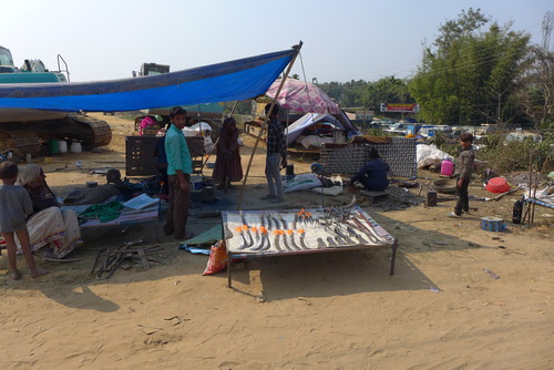 20260215インド北東トリプラ州都アガルタル（その8）JICA海外協力隊竹工芸訓練指導者まっぽん（松本浩和さん）移動鍛冶屋と遭遇！