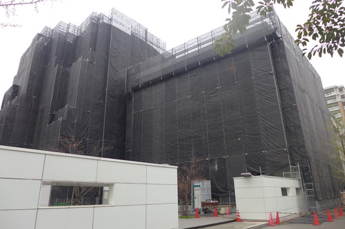 20240406ポルザンパルク棟も大規模壁修理工事足場に覆われていく