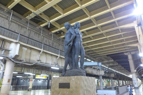 パリ北駅とおぼしき上野駅構内待ち合わせなら、彫刻家朝倉文夫『三相』ならびに『翼』を推奨！