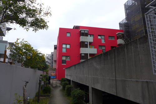 20240328マークマック棟壁改修の進捗状況！赤色棟はほぼ終了、スラブ棟へ展開中！