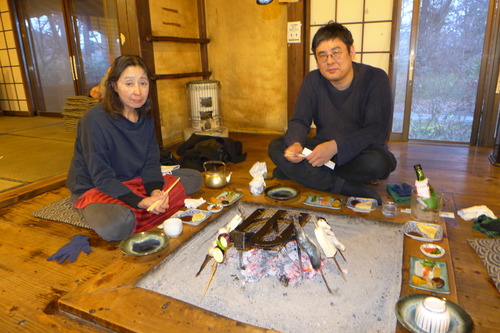 春の祝宴を阿蘇南郷谷の駱駝山麓の「高森田楽の里」にて