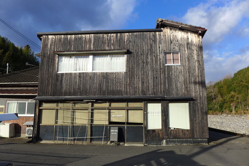 20250128朝、由布市（大分県）庄内町わたなべみきお氏「地域文化資源研究所」「Book &Bed YUFU」を通りがかりにて一瞥！