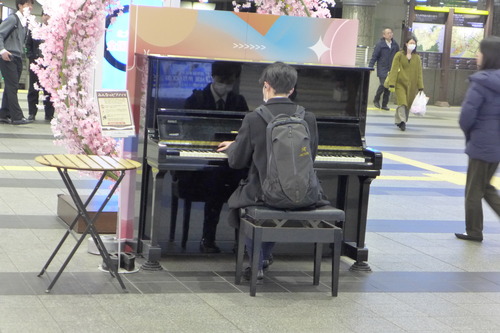 20240306小倉駅前にて驚くほど達者なストリートピアノ弾きを目撃！