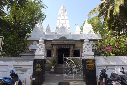 20260308〜09夜行寝台バスにて大ムンバイ市へ。都心部の日本山妙法寺ボンベイ道場1952年竣工を訪問（その1）