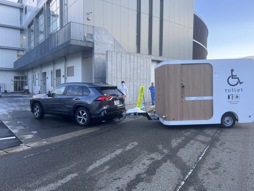 240117トヨタ車椅子対応トイレトレーラー設置