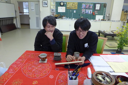美術ユニット・オレクトロニカの加藤亮さん児玉順平さんへささやかなプレゼント！