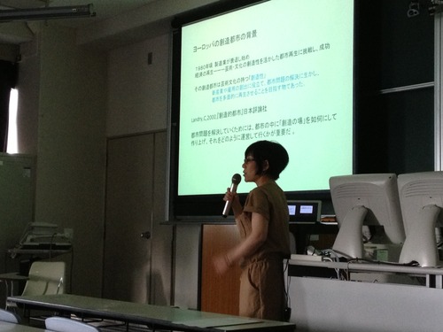 2013年6年24日（月）５時限「芸術文化環境論」のゲスト講師は馬麗那さん。日本と中国の創造都市についての興味深いお話をしていただきました！