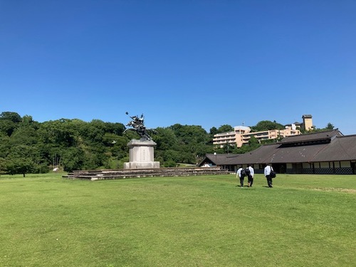 20260629菊池市御所通りフラヌール、彫刻界巨匠中村晋也先生作「菊池武光公」