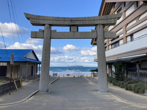 20260122宮地浜の大きな空が飛ぶ飛ぶ・・・