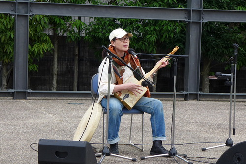 2022年5月15日（日）日田いち！松尾容子さん（うずめ劇場・中津江ホール〈春の祭典〉実行委員会）、日田いちで飛び込みライブ！
