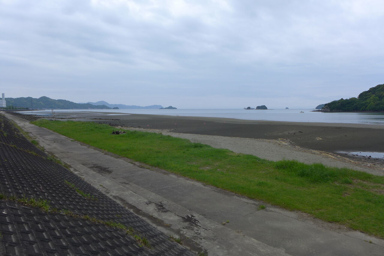 番匠川（大分県佐伯市）河口に横たわる壁画は谷川広人「佐伯竜宮図