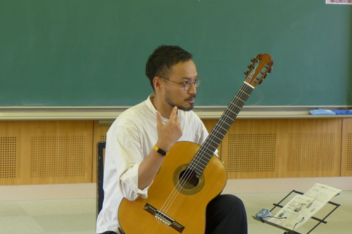 2023年6月22日（木）竹田市立都野小学校へ、ギタリスト大萩康司さんのアウトリーチ演奏に立ち会い！