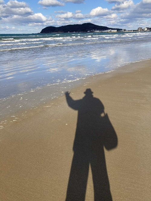 インドへ向かう気力体力精神力を寒風吹く浜辺で涵養！