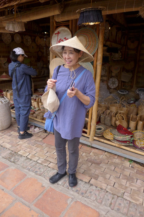 ハノイ、ニンビン、ドンホイ、フエ、謎のベトナム少女か、と思いきや・・・・オイリュトミスト馨さんフィールドワーク姿！　1月12日誕生日、誠におめでとうございます。