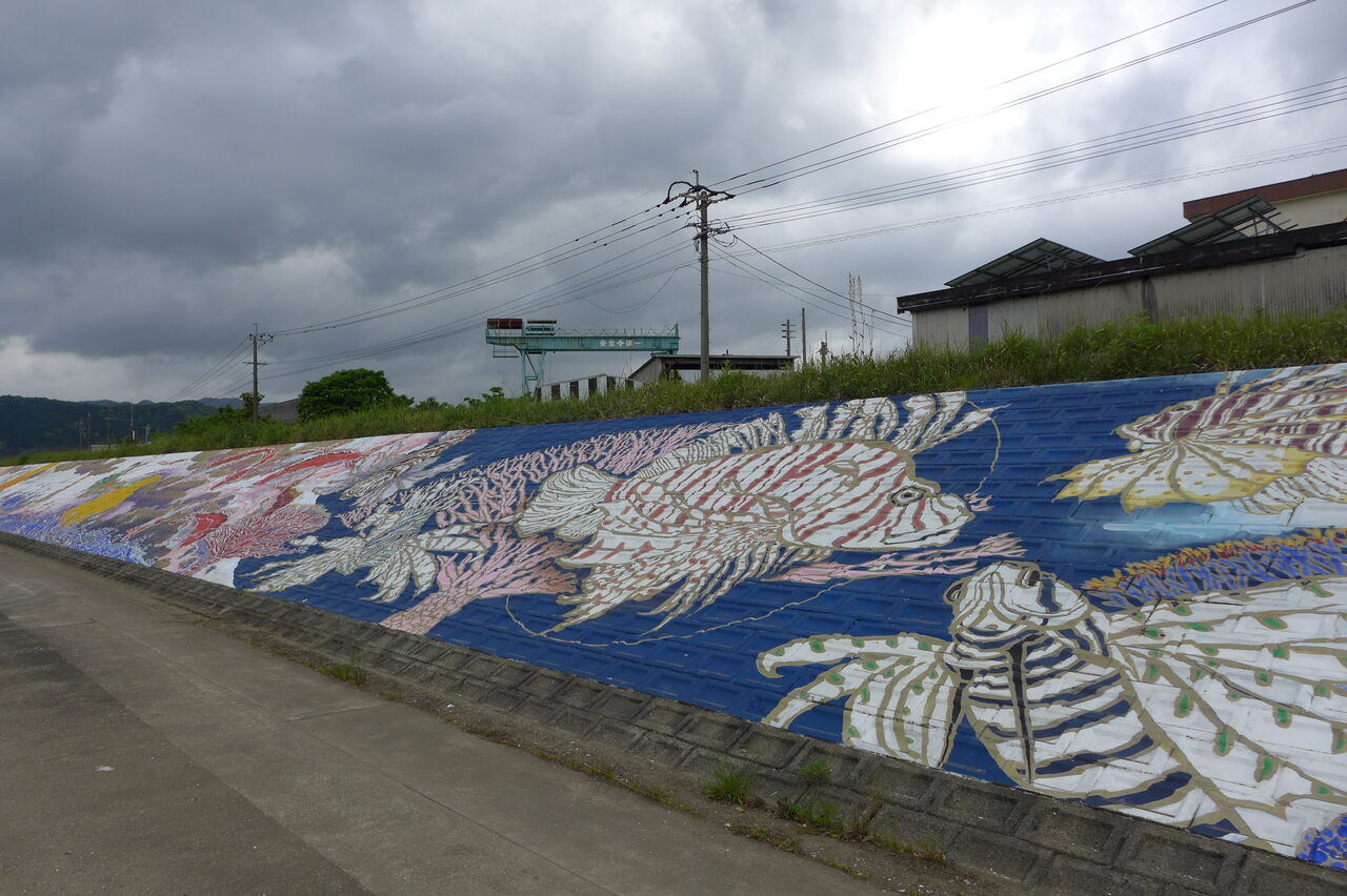 番匠川（大分県佐伯市）河口に横たわる壁画は谷川広人「佐伯竜宮図