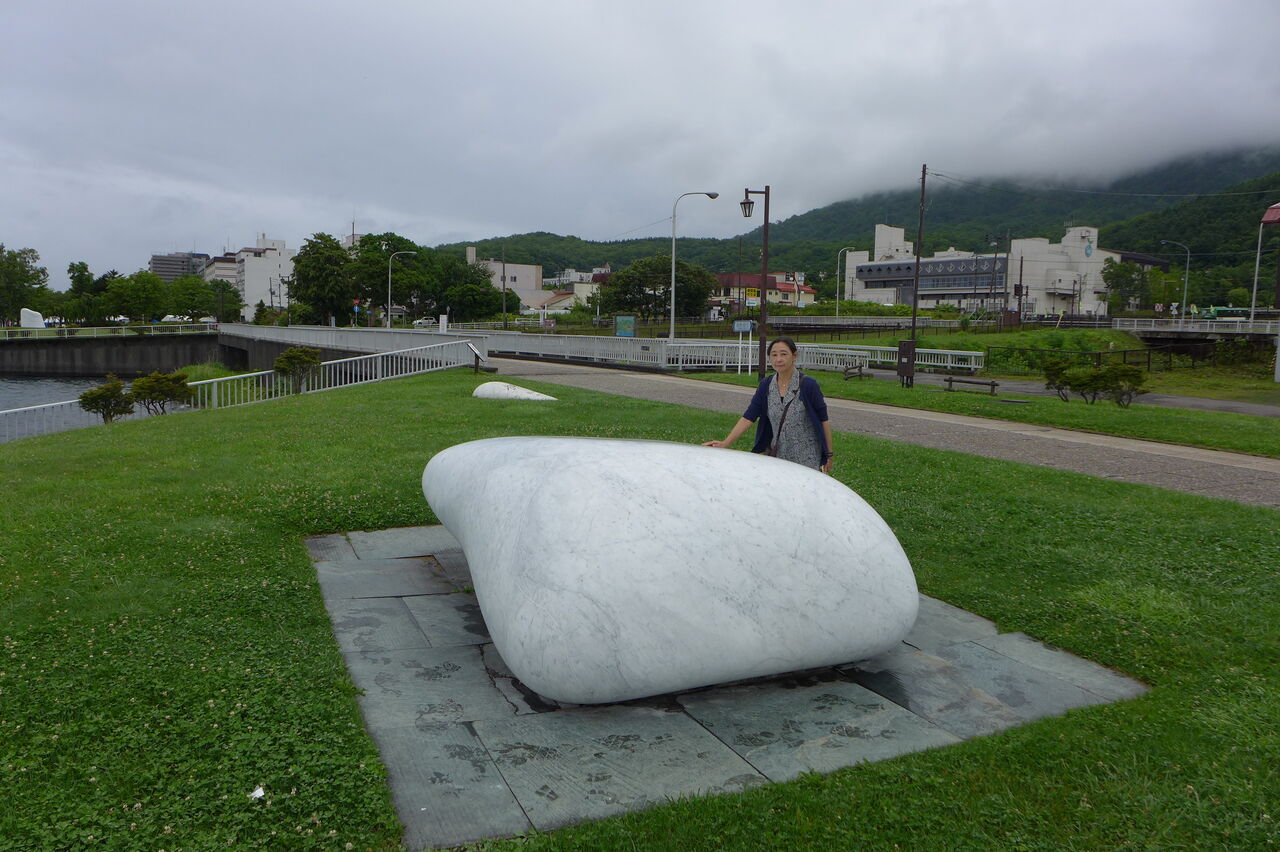 #安田侃 『ボーボリ公園　少女』シルクスクリーン、リトグラフ作品 額装付き 安田侃 『ボーボリ公園 少女』シルクスクリーン、リトグラフ作品 額装