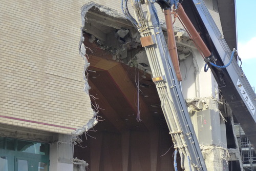 20250806 福岡市民会館解体が進む