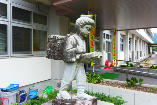 日田市の上津江村、中津江村は小中学校の統廃合をかさね「津江小中学校」１校へ