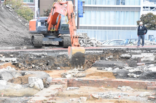 2024/11/29西日本新聞  新施設に期待、一部保存を批判…北九州・門司駅遺構の解体初日に交錯する思い