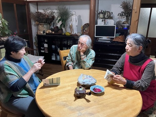 2023年12月10日（日）夜、森まゆみさんを囲んで・・・・竹田市巡りの里くらまどギャラリー早瀬家にて