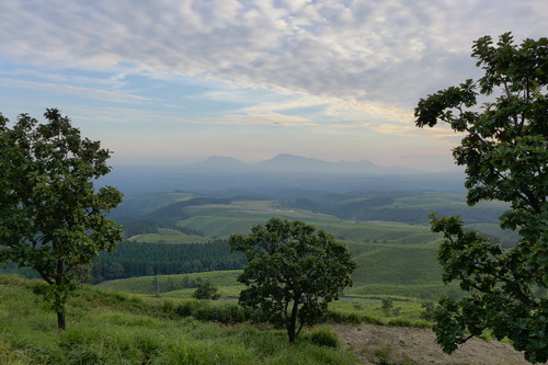 20251002阿蘇を見やりながら竹田へ！半月を超えた、鱗雲が広がる、中秋の名月が近づいてきている・・・
