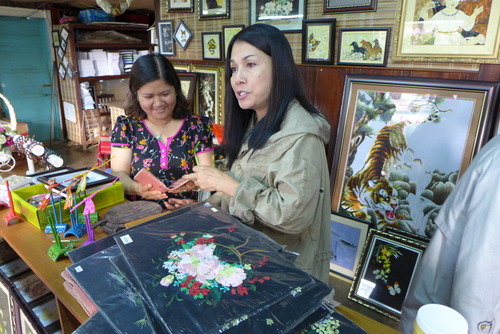 Minh Hanh女史と歩く〜蚕糸の名産地だから蛾や蝶々の姿も文化資源としてアートへ転生！