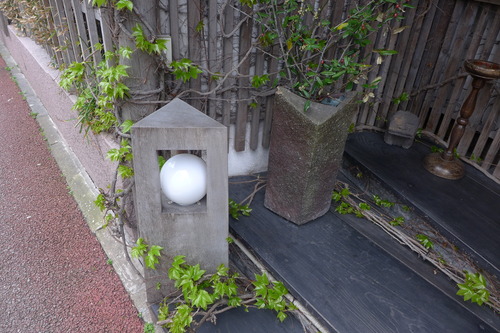 八女市黒木町霊巌寺対岸に工房を構える木工家西岡泰心さん手作りの照明器具、鮨「よしとみ」にて再確認！！