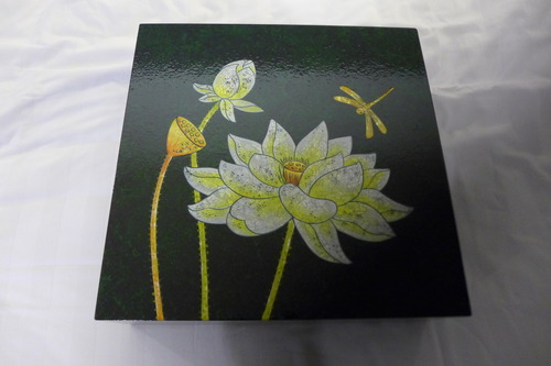 第7次ベトナム地域固有・文化資源踏査（その14）邂逅記念、蓮模様の漆製化粧箱に収められた蓮茶セットを文廟館長ご夫妻から贈呈されました！