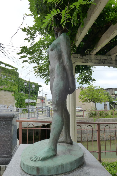 20250615大牟田次々再訪フラヌール（その６）街角スタチュー（彫刻）だが路上ヌード像は「平和」の象徴至らん？！